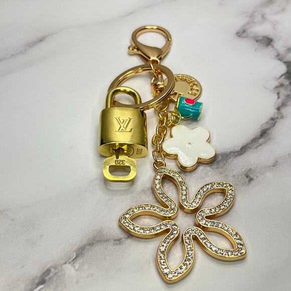 Louis Vuitton Lock & Key Set #320 with a Flower Charm Keychain - Picture 1 of 3